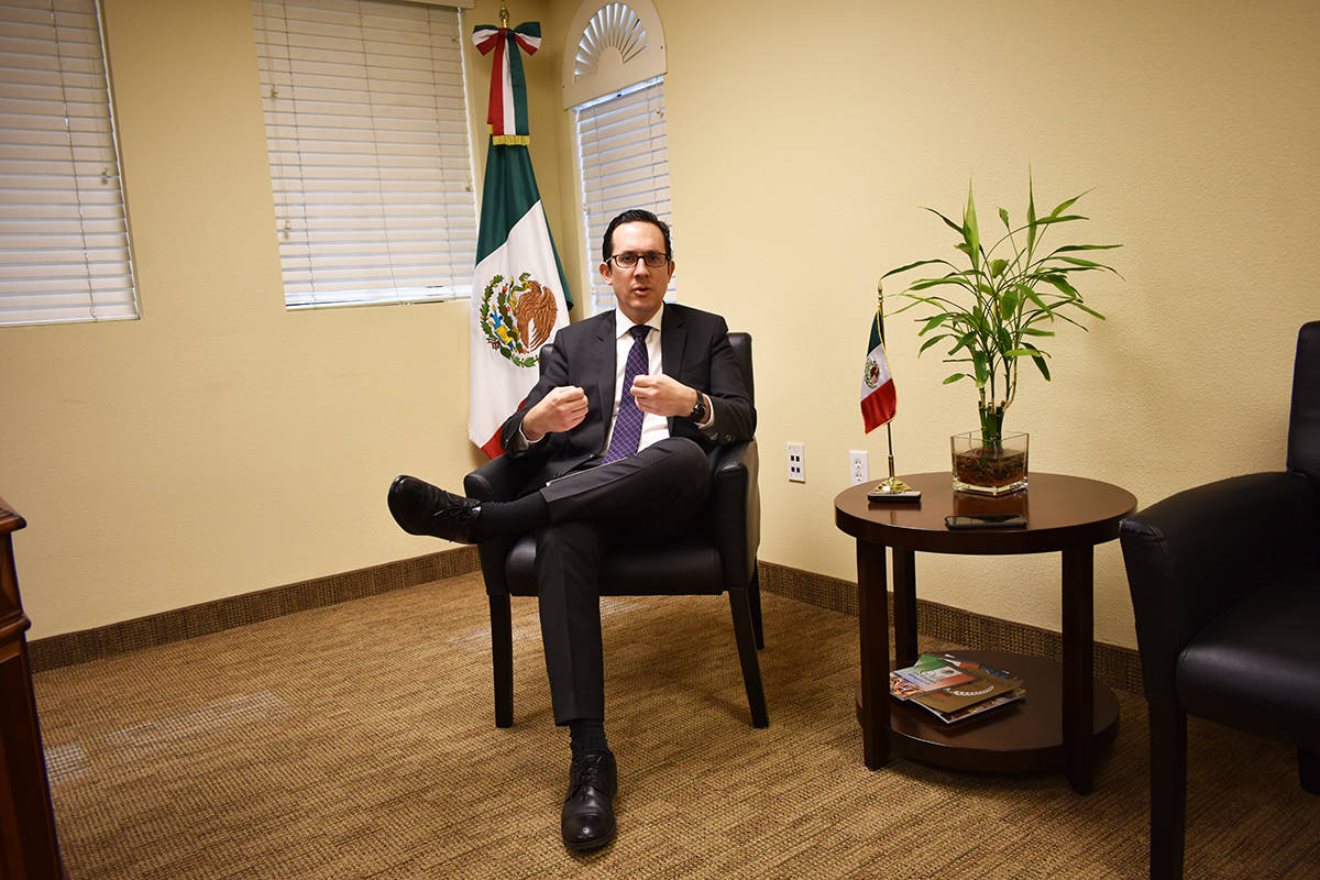 El cónsul de México en Las Vegas, Julián Escutia Rodríguez, recibió a El Tiempo para abord ...