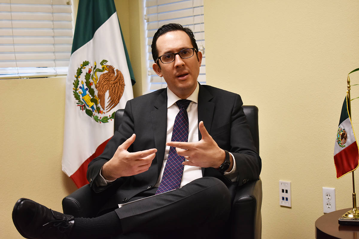 El cónsul de México en Las Vegas, Julián Escutia Rodríguez, recibió a El Tiempo para abord ...