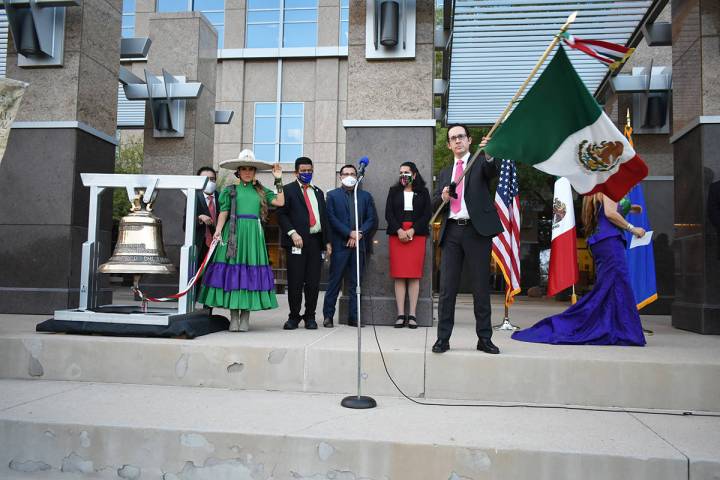 El cónsul de México en Las Vegas, Julián Escutia, se unió a la celebración de la Independe ...