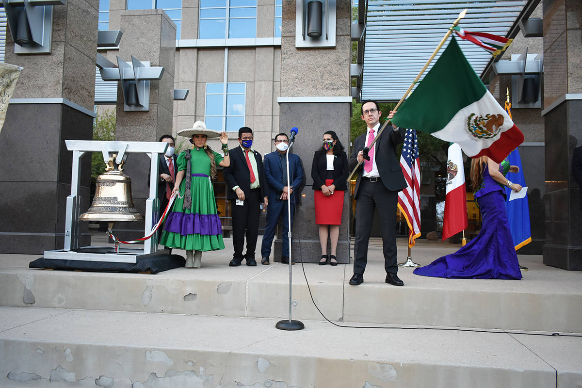El cónsul de México en Las Vegas, Julián Escutia, se unió a la celebración de la Independe ...
