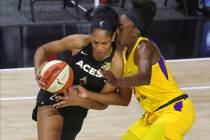 A'ja Wilson, de Las Vegas Aces, izquierda, se enfrenta a Nneka Ogwumike, de Los Ángeles Sparks ...