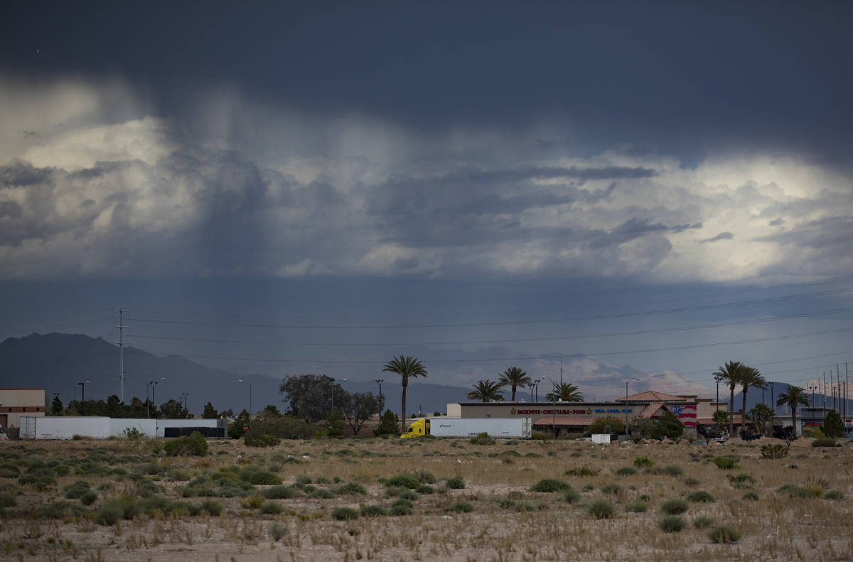 Abril suele ser un mes lluvioso en el Valle de Las Vegas. Lluvia y nubes vistas desde la parte ...