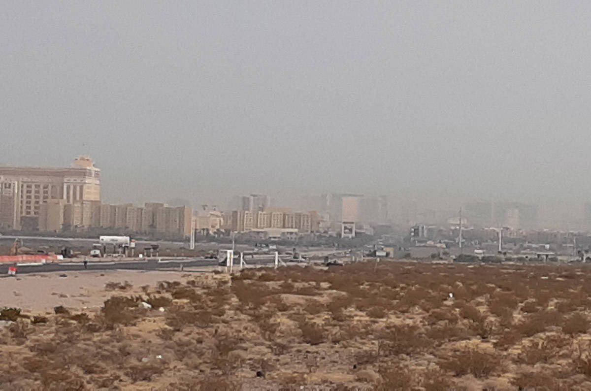 El humo y el ozono son fáciles de discernir en el cielo de Las Vegas el viernes, 18 de septiem ...