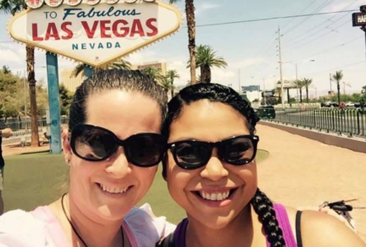 Dorinda Lene, izquierda, y Kamiah Bird, de 37 años, frente el letrero de Las Vegas en una foto ...