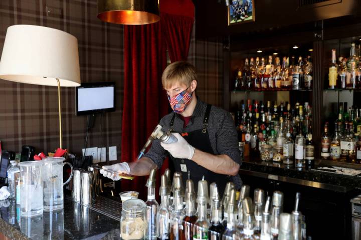 El bartender, Erik Kluever, prepara un cóctel en Oak & Ivy en el centro de Las Vegas el vierne ...