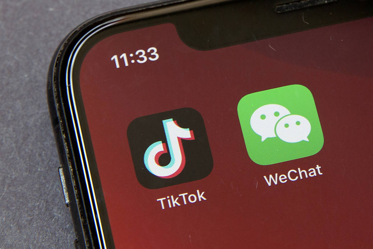 Los iconos de las aplicaciones para smartphones TikTok y WeChat se ven en la pantalla de un sma ...