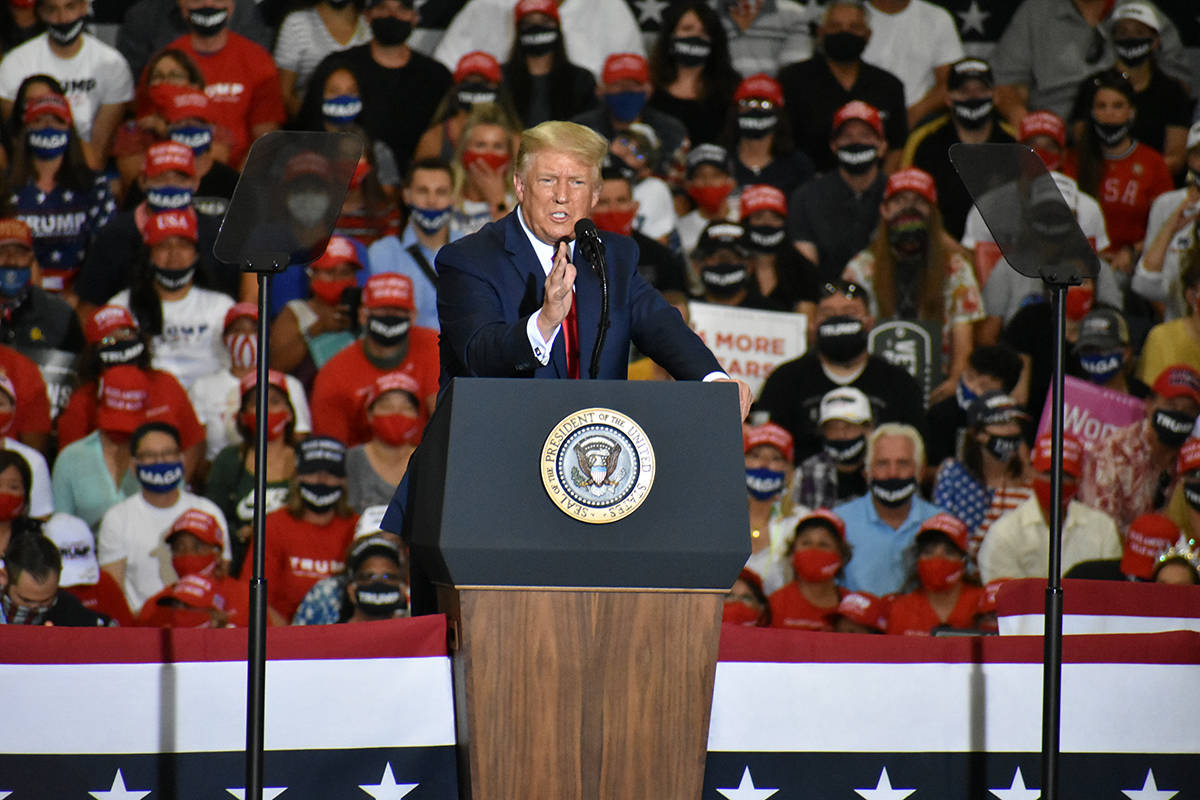 El presidente Donald Trump habla durante un mitin en Xtreme Manufacturing el domingo 13 de sept ...
