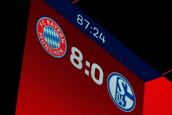 El marcador se muestra durante el partido de fútbol de la Bundesliga alemana entre el FC Bayer ...