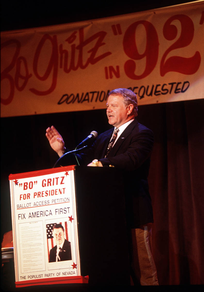 James "Bo" Gritz es visto mientras hace campaña para presidente en 1992.