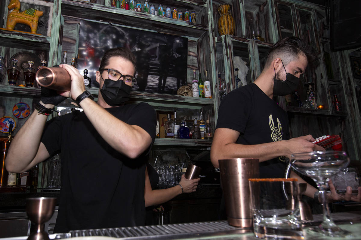 El bartender Chance Bennett, a la izquierda, agita un cóctel en Lucky Day Tequila & Mezcal Hou ...