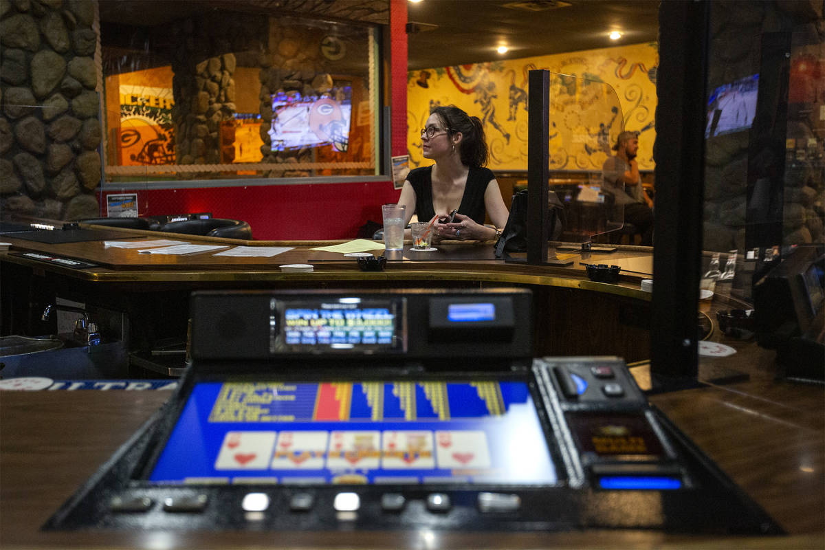 Kirsten Kilburn disfruta de un trago en Jackson's Bar and Grill, que abrió su bar por primera ...