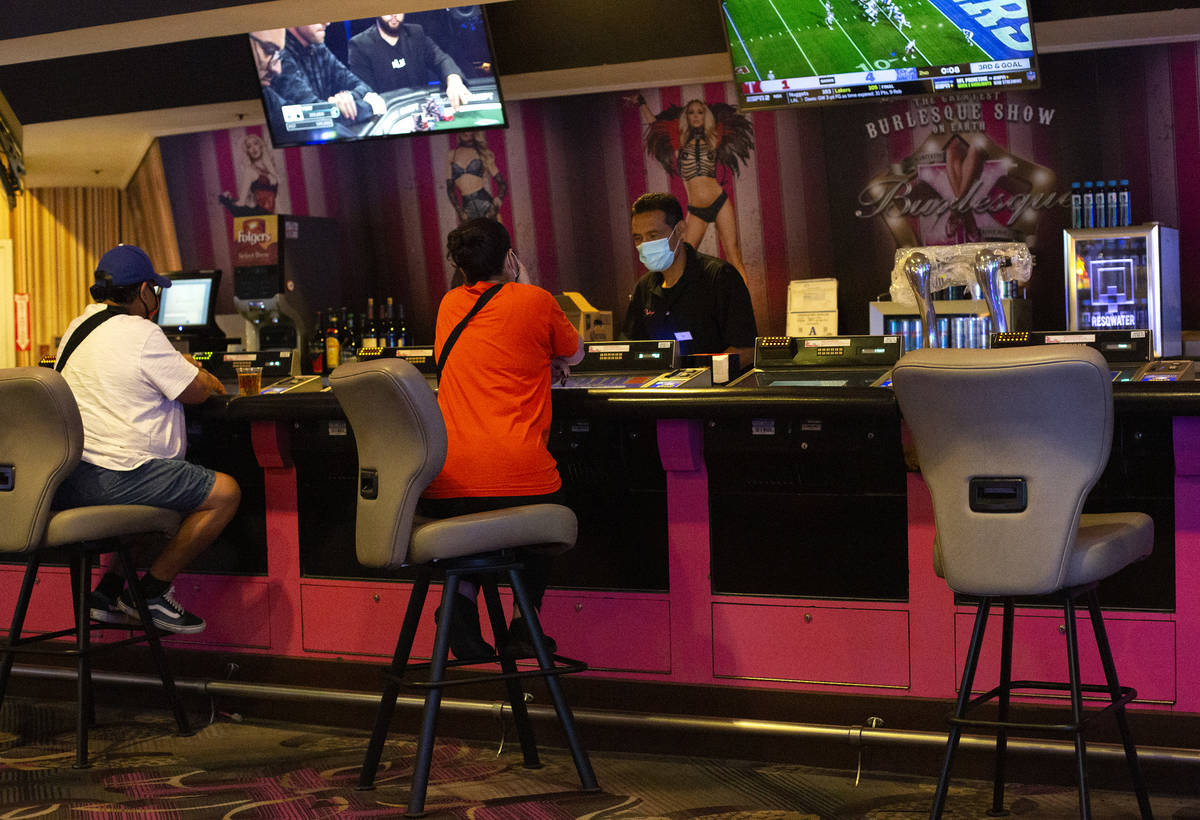 Las sillas de un bar en Flamingo Las Vegas están espaciadas para mantener la distancia social ...