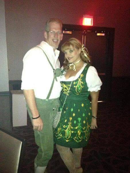 Greg Peistrup y Kristin Bell-Peistrup disfrazados para Halloween, uno de los muchos disfraces q ...