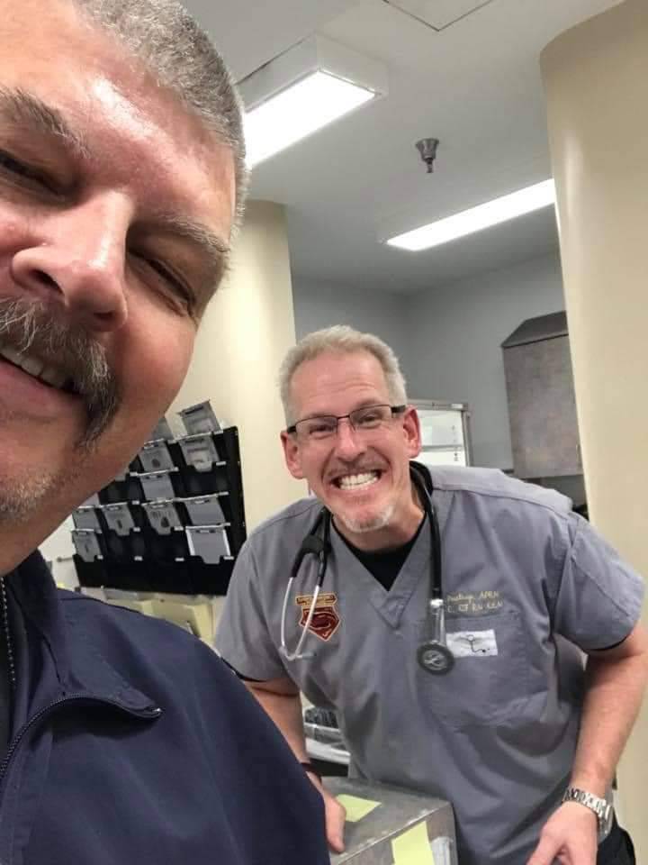 John Osborne y Greg Peistrup en el invierno de 2019 en el Hospital North Vista. (Cortesía de K ...