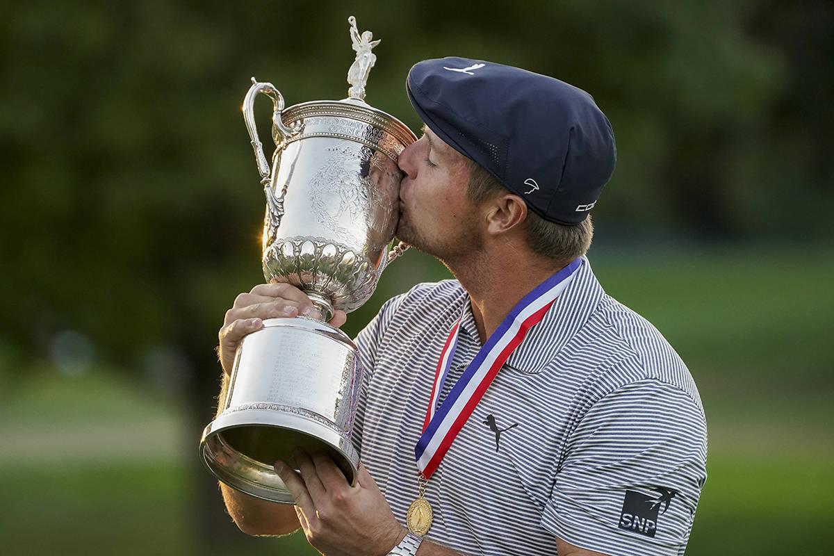 Bryson DeChambeau, de Estados Unidos, besa el trofeo del ganador después de ganar el US Open G ...
