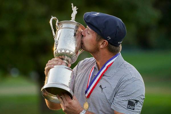 Bryson DeChambeau, de Estados Unidos, besa el trofeo del ganador después de ganar el US Open G ...