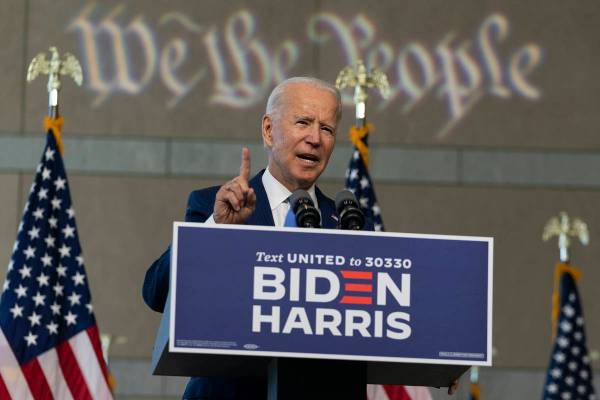 El candidato presidencial demócrata y ex vicepresidente, Joe Biden, habla en el Constitution C ...