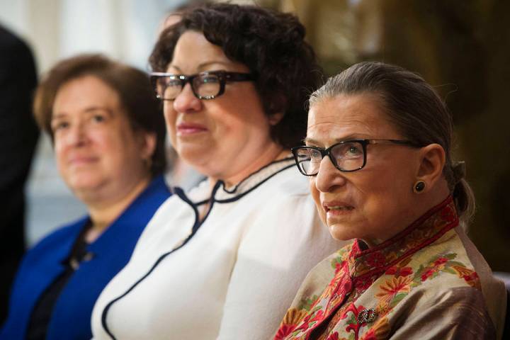 En el escenario, de izquierda a derecha, las tres juezas asociadas; Elena Kagan, Sonia Sotomayo ...