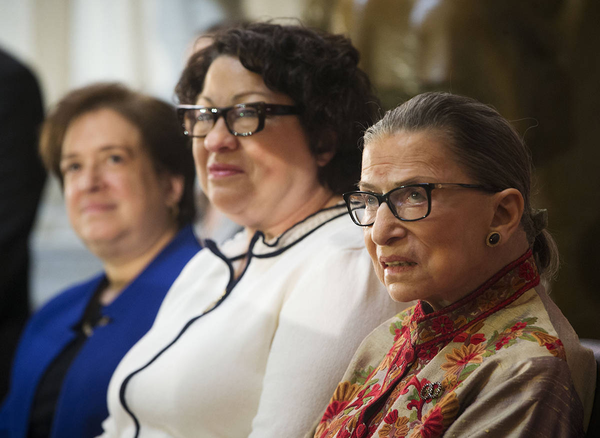En el escenario, de izquierda a derecha, las tres juezas asociadas; Elena Kagan, Sonia Sotomayo ...