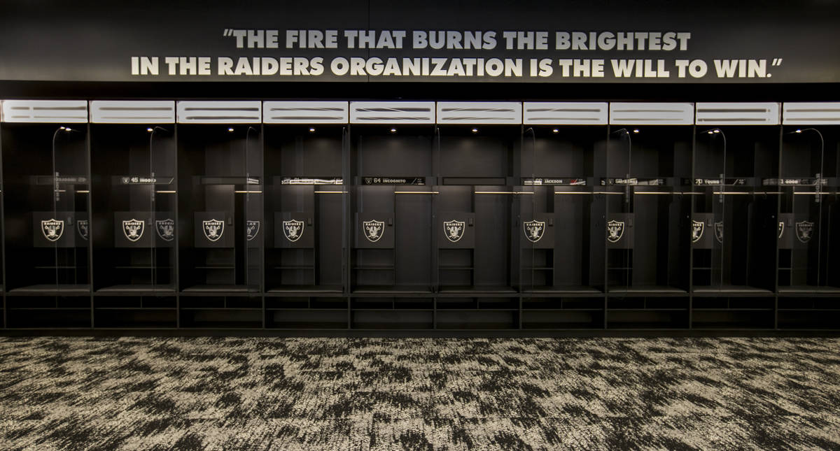 El vestidor de los Raiders de Las Vegas tiene un gran logo y mucho espacio para moverse para qu ...