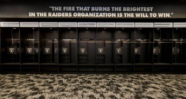 El vestidor de los Raiders de Las Vegas tiene un gran logo y mucho espacio para moverse para qu ...