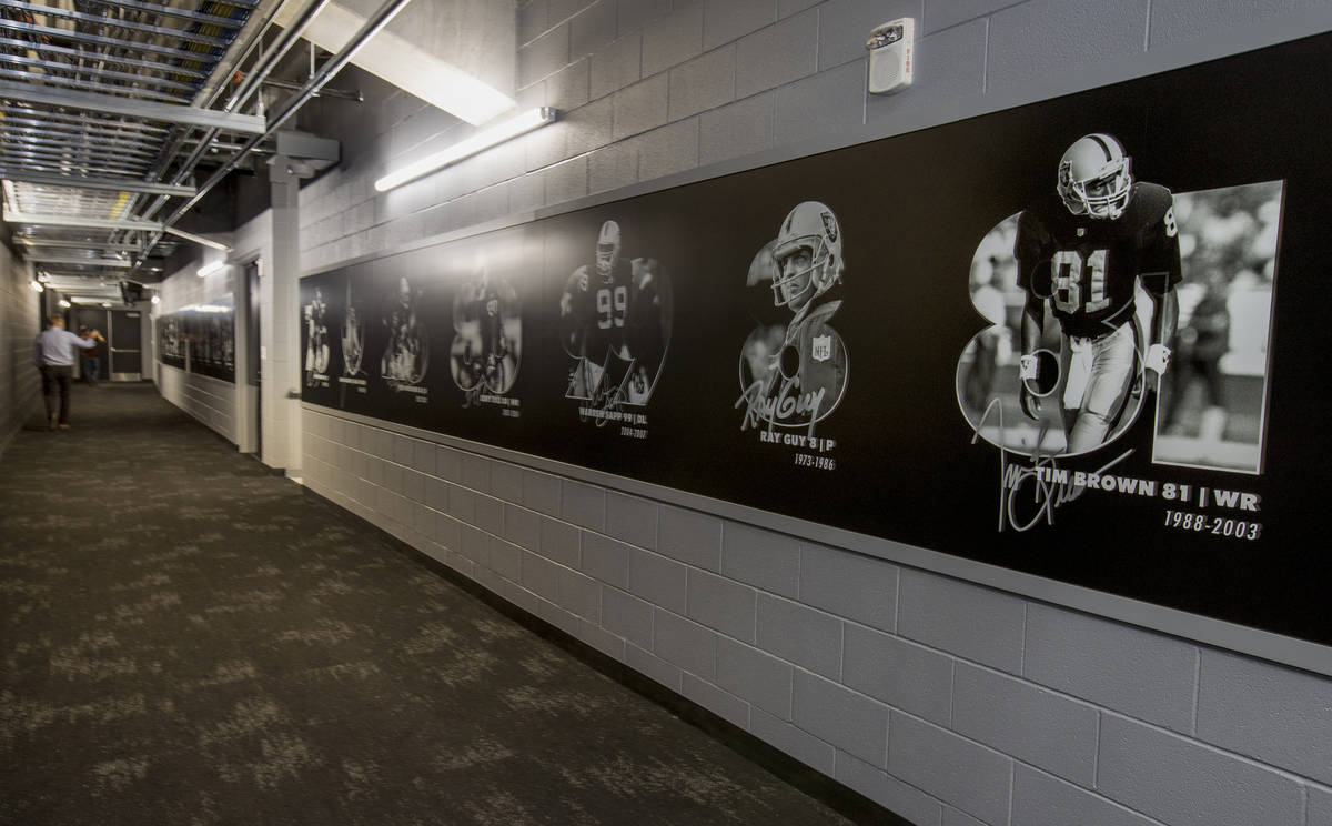 Los jugadores de los Raiders de Las Vegas pasarán por el muro del salón de la fama del equipo ...