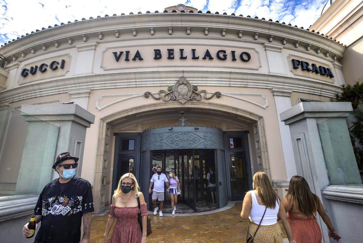 Una entrada del Bellagio fluye con visitantes durante el fin de semana del Día del Trabajo el ...