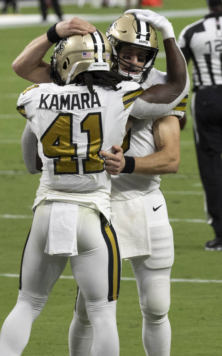 El running back de los New Orleans Saints, Alvin Kamara (41), celebra con el quarterback Drew B ...