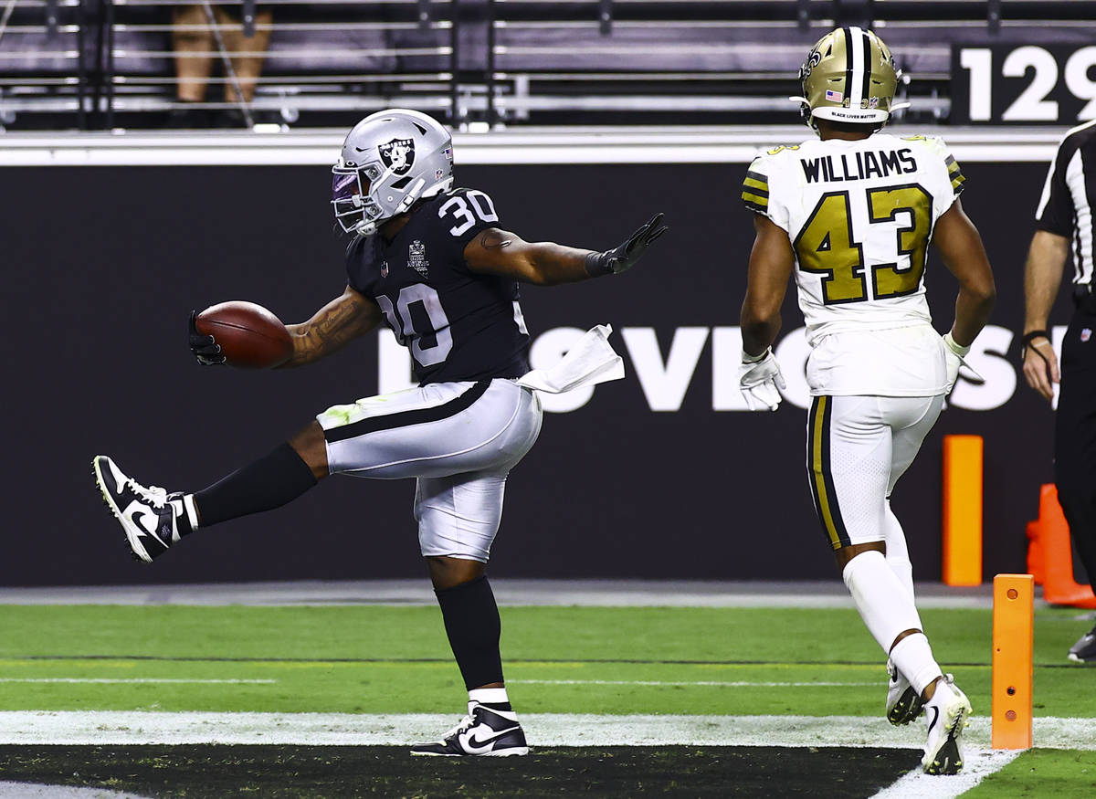 El corredor de los Raiders de Las Vegas, Jalen Richard (30), anota un touchdown que superó al ...