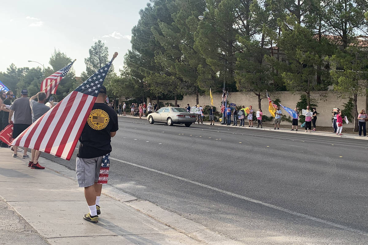 "No Mask Nevada" celebra una manifestación frente a la casa del gobernador Steve Sisolak en el ...