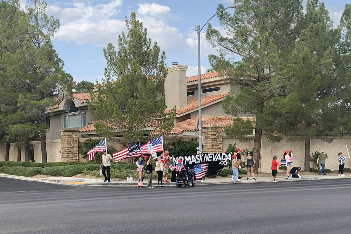 "No Mask Nevada" celebra una manifestación frente a la casa del gobernador Steve Sisolak en el ...