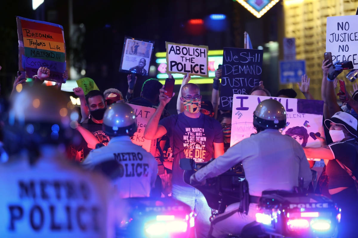 Manifestantes, pidiendo justicia por la muerte de Breonna Taylor, bloquean Las Vegas Boulevard ...