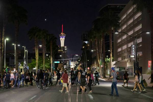 Manifestantes cruzan el Bulevar Las Vegas, mientras protestan en honor a Breonna Taylor en el c ...