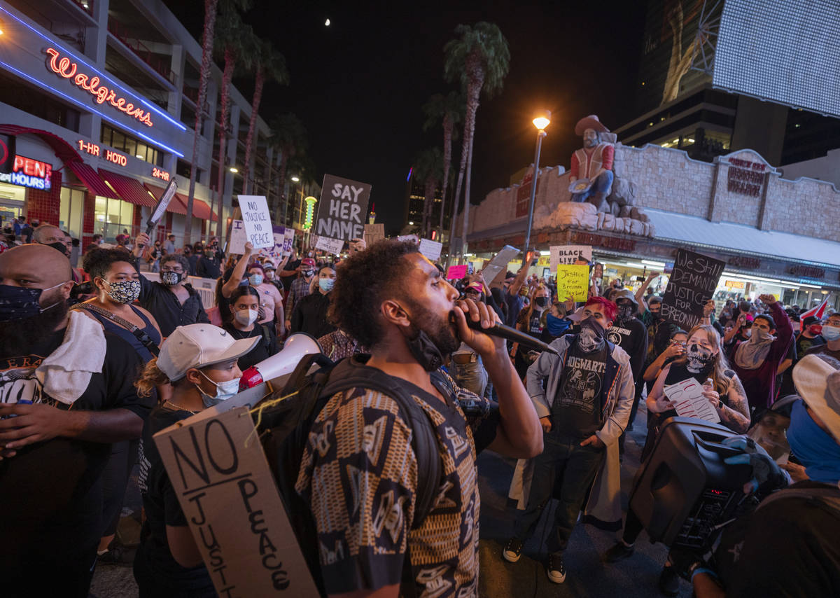 Manifestantes cruzan el Bulevar Las Vegas, mientras protestan en honor a Breonna Taylor en el c ...
