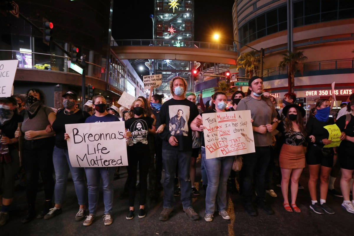 Manifestantes, pidiendo justicia por la muerte de Breonna Taylor, bloquean Las Vegas Boulevard ...