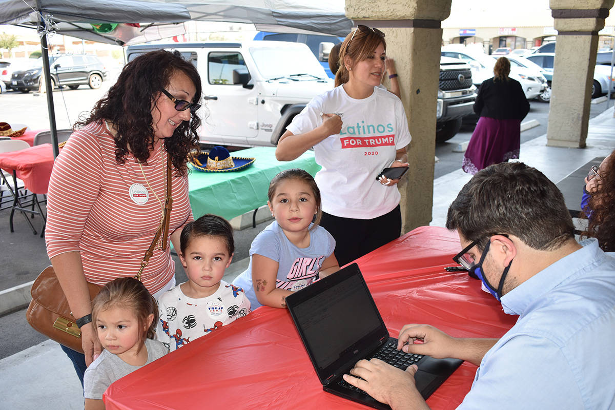 Decenas de personas acudieron con la campaña de Latinos por Trump para registrarse para votar. ...