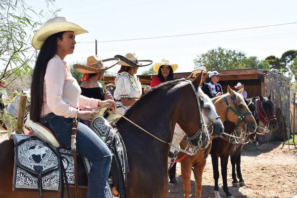Decenas de personas participaron en una cabalgata organizada por el asambleísta Édgar Flores, ...