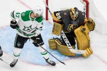 El portero de los Golden Knights de Las Vegas, Marc-Andre Fleury (29), hace una atajada contra ...