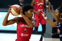 La alera de las Aces de Las Vegas, Angel McCoughtry (35), se enfrenta a la escolta del Connecti ...