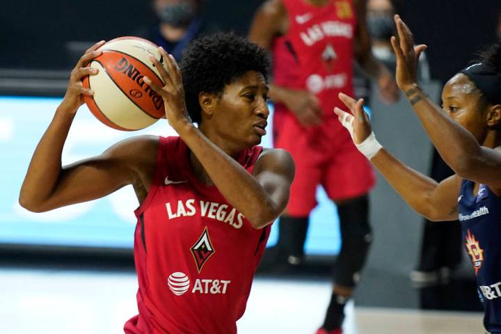 La alera de las Aces de Las Vegas, Angel McCoughtry (35), se enfrenta a la escolta del Connecti ...