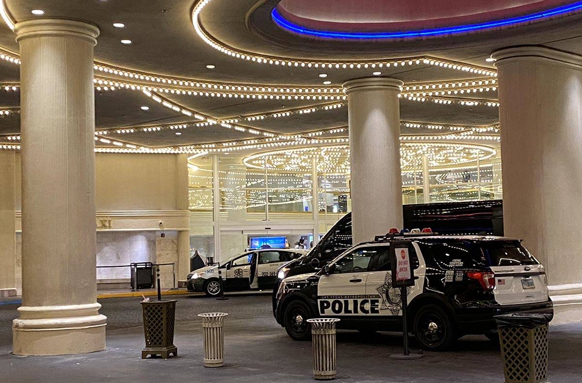 Una unidad de la policía de Las Vegas está estacionada en la puerta del Flamingo Hotel & Casi ...