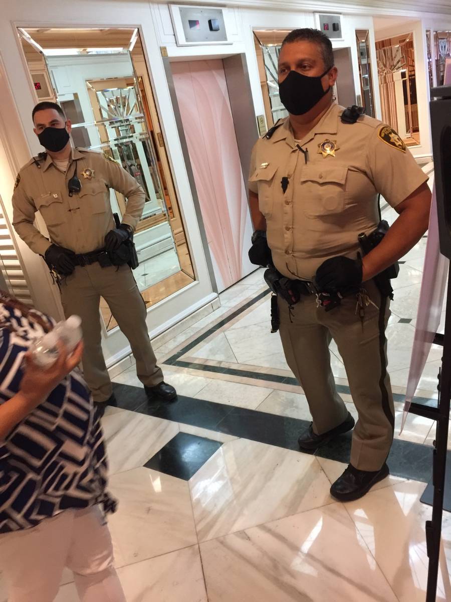 La policía de Las Vegas asegura un área durante un encierro dentro del Flamingo el lunes, 28 ...