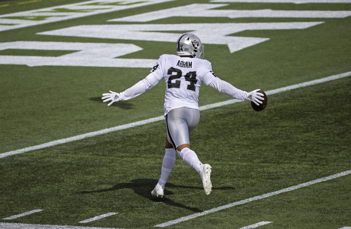El safety de los Raiders de Las Vegas, Johnathan Abram (24), celebra después de interceptar un ...