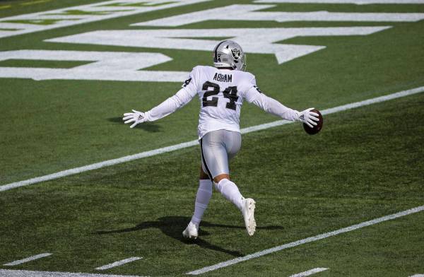 El safety de los Raiders de Las Vegas, Johnathan Abram (24), celebra después de interceptar un ...