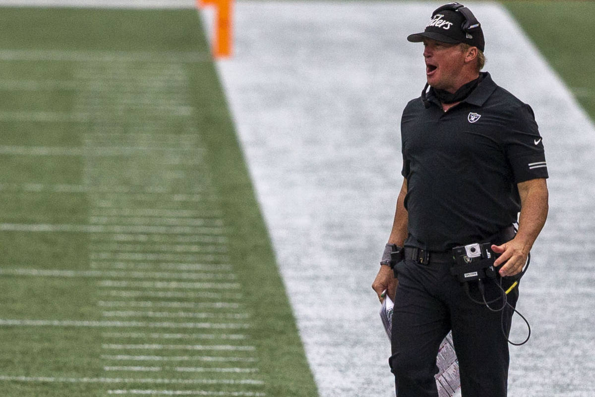 El entrenador de los Raiders de Las Vegas, Jon Gruden, grita desde la línea de banda durante e ...