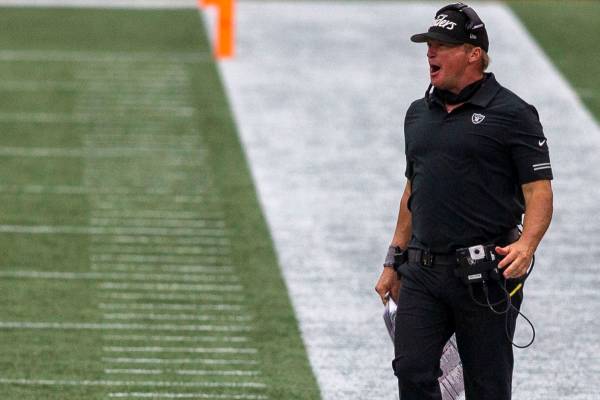 El entrenador de los Raiders de Las Vegas, Jon Gruden, grita desde la línea de banda durante e ...