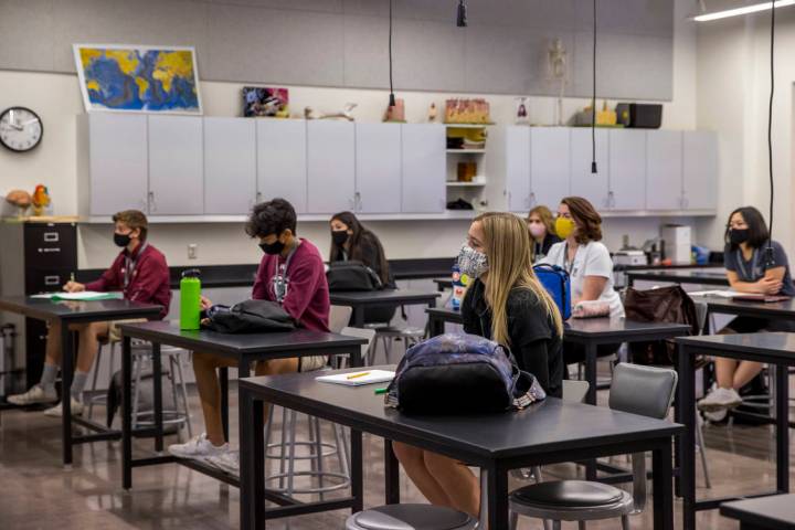 Los estudiantes se mantienen socialmente distantes mientras asisten a la clase de anatomía y f ...