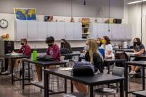 Los estudiantes se mantienen socialmente distantes mientras asisten a la clase de anatomía y f ...