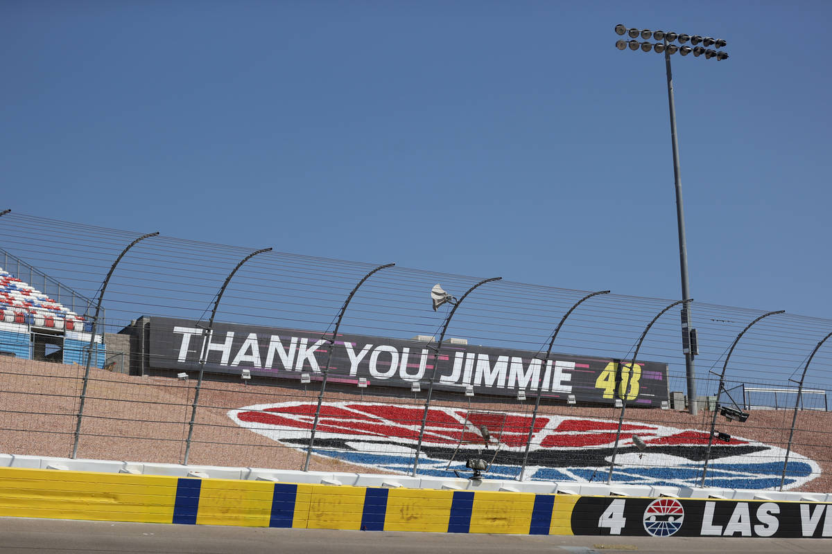 Un mensaje para Jimmie Johnson pintado en una pared del Las Vegas Motor Speedway, antes de los ...