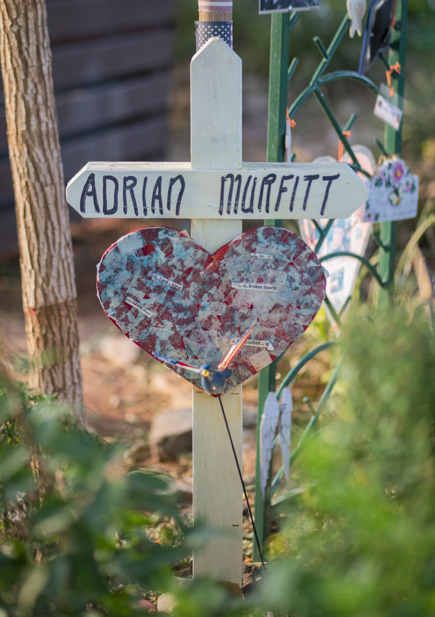 Una cruz en memoria de la víctima del tiroteo del festival Route 91 Harvest, Adrian Murfitt, e ...